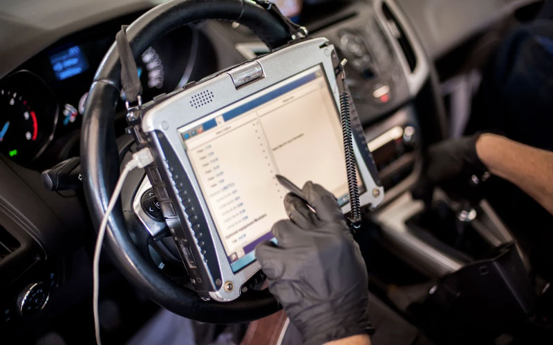 outil de dianostic obd dans un garage